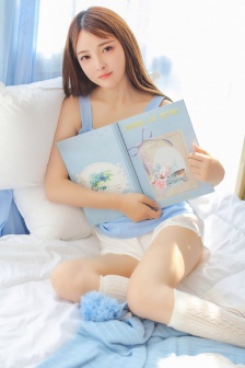 他把手探进我的衣服下摆